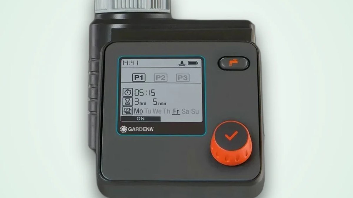 Bewässerungscomputer mit Display und orangefarbenem Drehknopf, programmiert mit Startzeit und Laufzeit